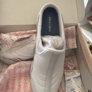 Easy Spirit White Sneakers with Blue-Gray Outsoles